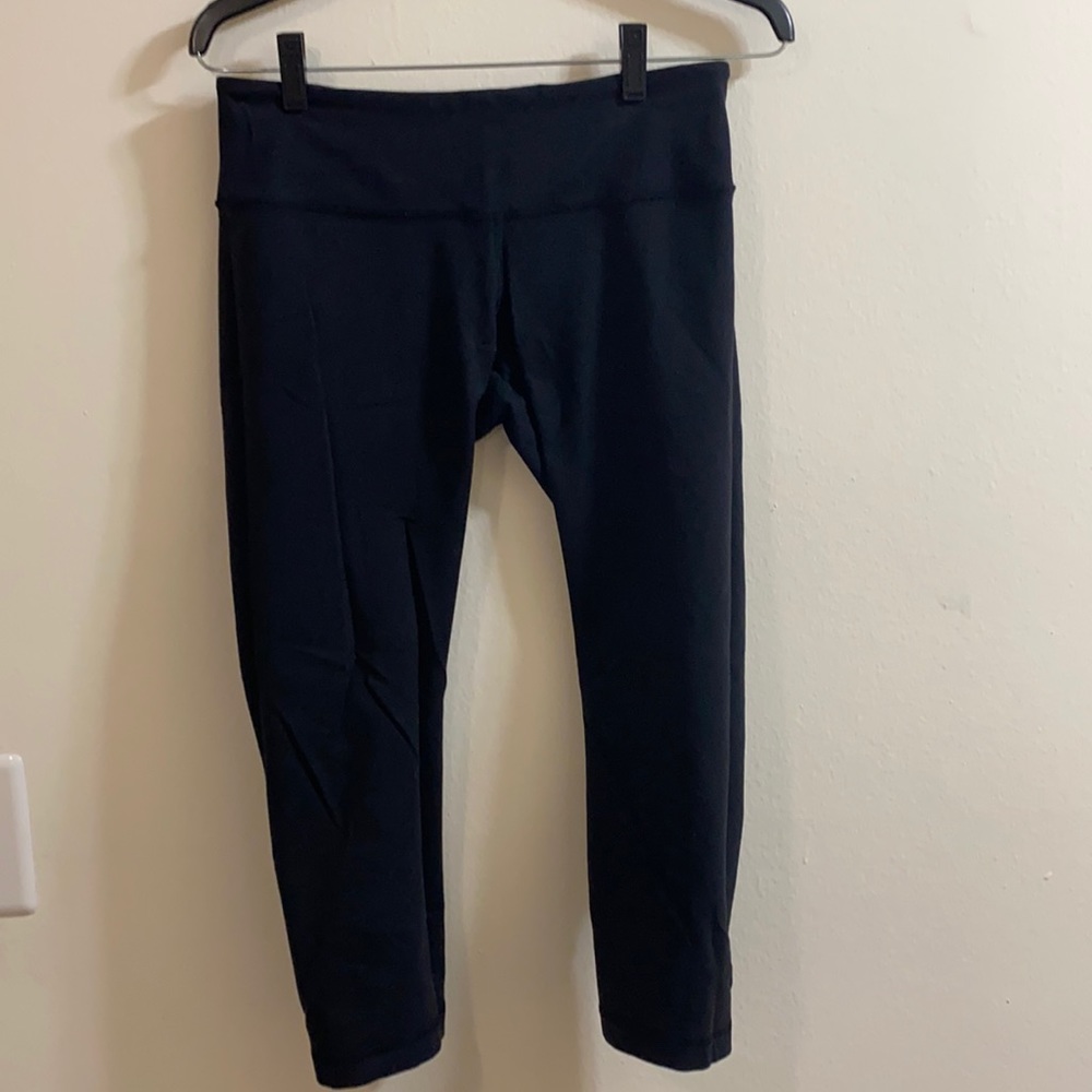 Black lulu lemon crop leggings